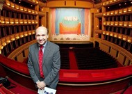 S_dominique-meyer-directeur-opera-vienne-devant-nouveau-rideau-scene-peint-peintre-britannique-david-hockney_0_730_486