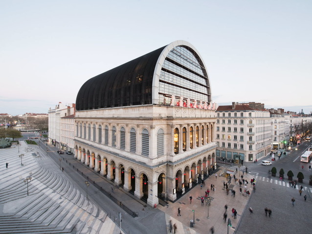 Xl_l-opera-de-lyon-se-situe-sur-la-presqu-ile-juste-en-face-de-l-hotel-de-ville-a-gauche-la-place-louis-pradel-au-fond-le-rhone-a-droite-les-rues-commercantes-photo-stofleth-160450420