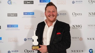 L_nicholas_brownlee__winner_of_male_singer_award_ioa_2025_-_photo_gno_-___akriviadis_charis