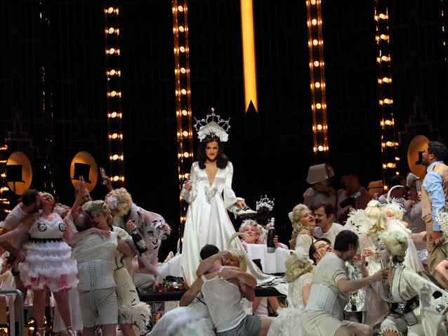 Xl_2._claudia_boyle_as_violetta_surrounded_by_the_eno_chorus_in_daniel_kramer_s_new_production_of_la_traviata_for_english_national_opera_opening_16_march_2018.__c__catherine_ashmore