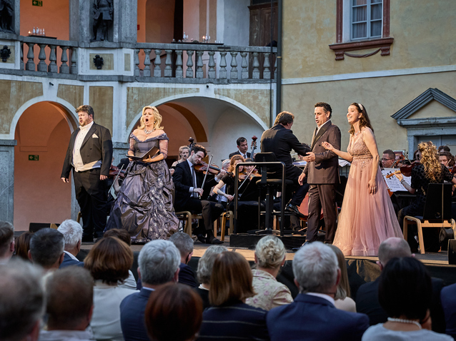 Xl_brixenclassics_2021-a_night_at_the_opera-james_rutherford_camilla_nylund_juan_diego_fl_rez_anna_lucia_nardi__c__brixen_toruismus_-_andreas_tauber