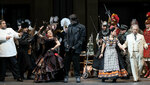 Il barbiere di Siviglia 2022: Nicola Alaimo (Figaro), Cecilia Bartoli (Rosina), Rebeca Olvera (Berta), Alessandro Corbelli (Bartolo), Philharmonia Chor, Extras of the Salzburg Festival © SF / Monika Rittershaus