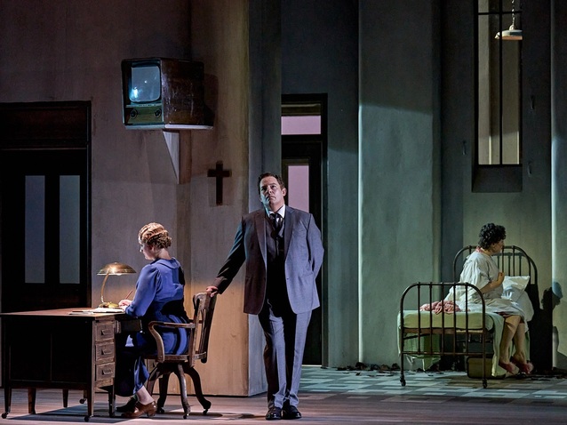 Eleanor Dennis, Robert Murray, Ailish Tynan, ENO’s The Turn of the Screw 2024 © Manuel Harlan