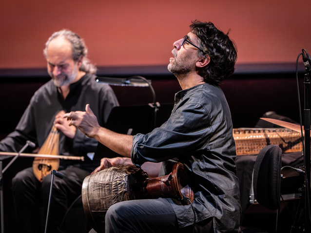 Sokratis Sinopoulos et Keyvan Chemirani, Sufi's Saraband, La Cité Bleue (2025) © Giulia Charbit - La Cité Bleue Sokratis Sinopoulos et Keyvan Chemirani, Sufi's Saraband, La Cité Bleue (2025) © Giulia Charbit - La Cité Bleue