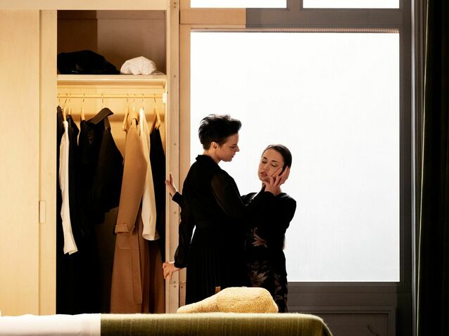 Ausrine Stundyte as Emilia Marty and Heather Engebretson as Krista in Katie Mitchell's The Makropulos Case, The Royal Opera © 2025 Camilla Greenwell Ausrine Stundyte as Emilia Marty and Heather Engebretson as Krista in Katie Mitchell's The Makropulos Case, The Royal Opera © 2025 Camilla Greenwell