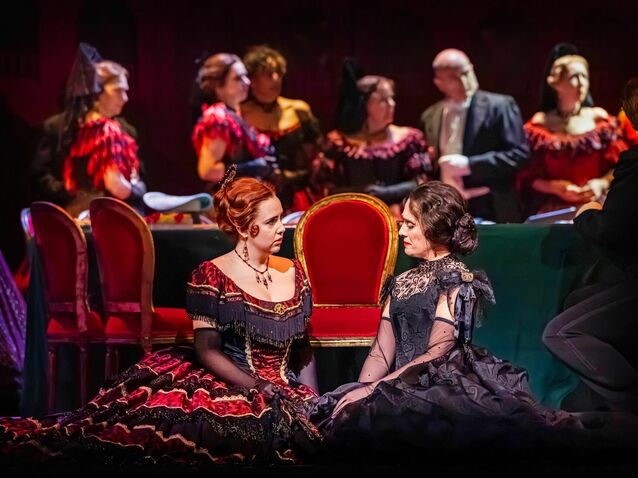 Xl_ellen_pearson_as_flora_bervoix_and_ermonela_jaho_as_violetta_val_ry_in_la_traviata__the_royal_opera__2026_pamela_raith