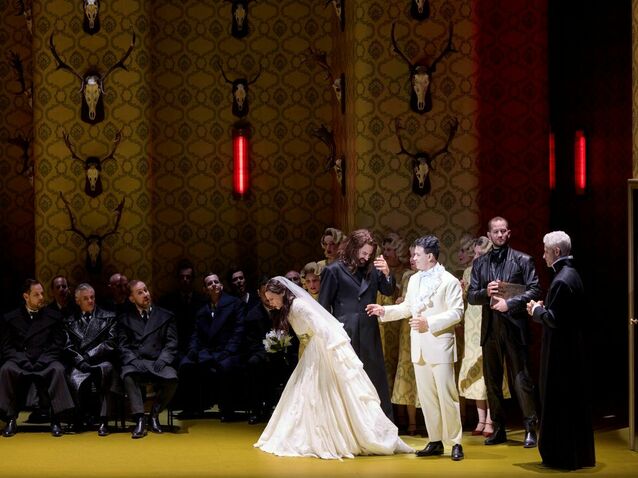 Lucie de Lammermoor à l'Opéra-Comique - de gauche à droite : Sabine Devieilhe (Lucie Ashton), Etienne Dupuis (Henri Ashton), Sahy Ratia (Lord Arthur Bucklaw), Yoann Le Lan (Gilbert), Edwin Crossley-Mercer (Raymond Bidebent), choeur accentus © Herwig Prammer